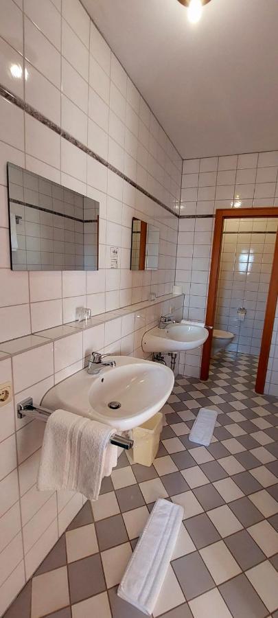 Hotel-Restaurant Kreuzhuber Neuburg am Inn Exteriör bild
